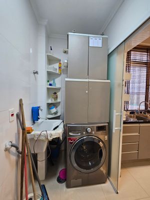 Image 17 - 880546