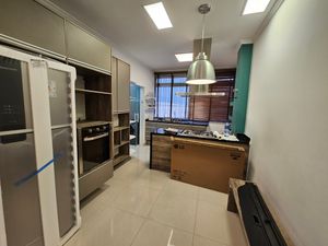 Image 12 - 880546