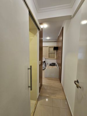 Image 21 - 880546
