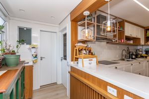 Image 10 - 880657