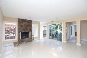 Image 7 - 880661