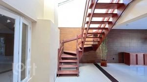 Image 21 - 880661