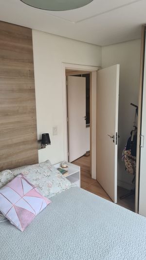 Image 8 - 880678