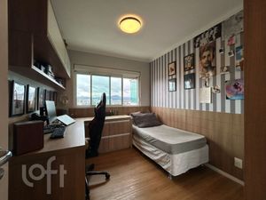 Image 10 - 880680