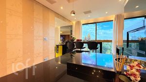 Image 11 - 880721