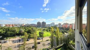 Image 8 - 880721