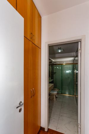 Image 21 - 880722