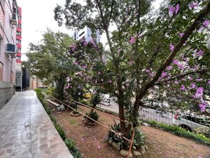 Image 23 - 880732