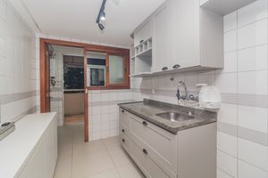 Image 19 - 880776