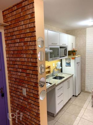 Image 6 - 880821