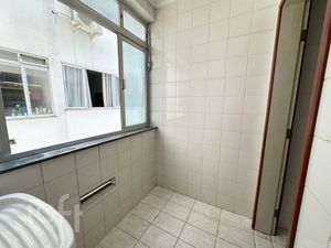 Image 10 - 880860