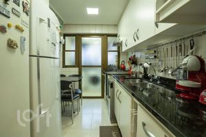 Image 6 - 880869