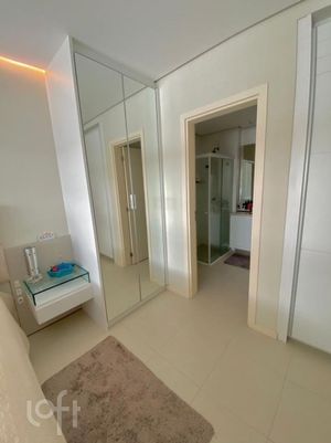 Image 6 - 880872