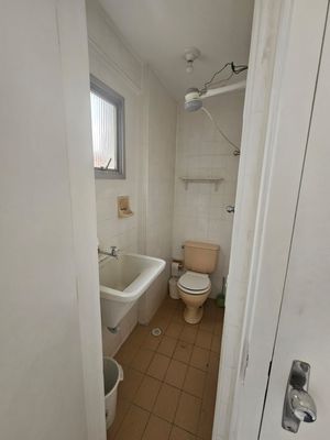Image 8 - 880910