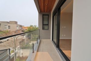 Image 8 - 880984