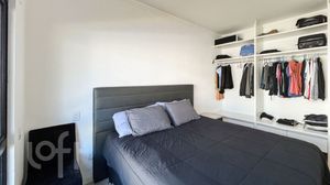 Image 19 - 880985