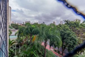 Image 6 - 880994