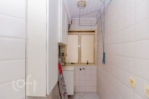 Image 21 - 880994