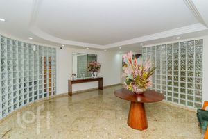 Image 39 - 880994