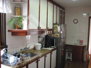 Image 10 - 880996