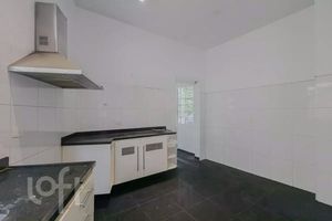 Image 8 - 880997