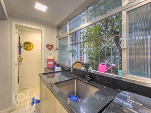 Image 11 - 881001