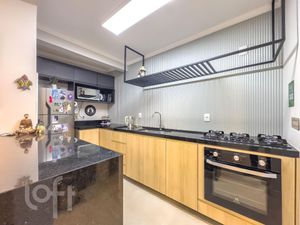 Image 10 - 881001
