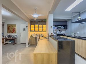 Image 8 - 881001