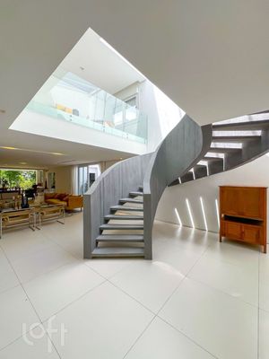Image 15 - 881002