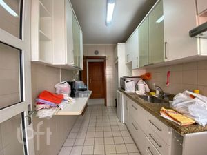 Image 8 - 881009