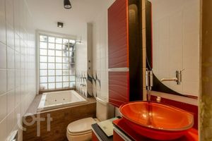 Image 18 - 881011
