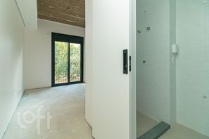 Image 10 - 881014