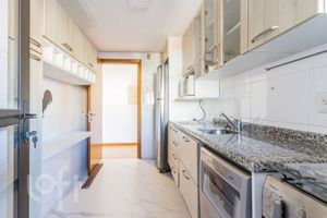 Image 9 - 881017