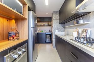 Image 21 - 881018