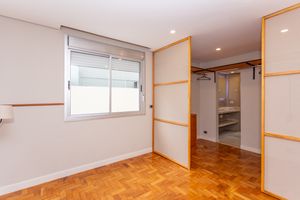 Image 21 - 881019