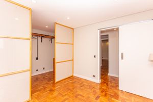 Image 19 - 881019
