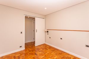 Image 18 - 881019