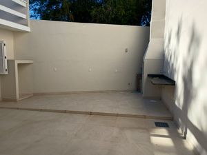 Image 10 - 881020