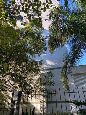 Image 1 - 881022
