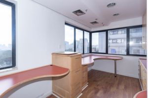 Image 11 - 881039