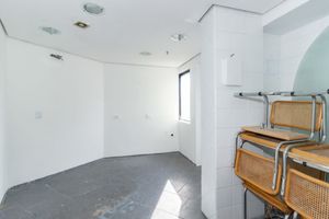 Image 21 - 881039