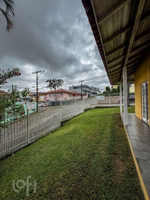 Image 35 - 881052