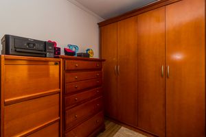 Image 11 - 881055
