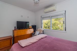 Image 17 - 881055
