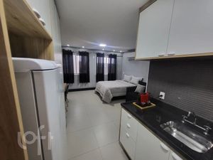 Image 12 - 881058