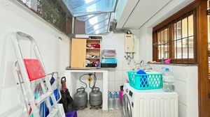 Image 33 - 881061