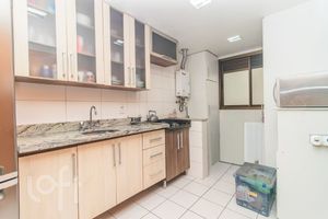 Image 8 - 881091