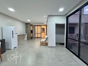 Image 4 - 881095