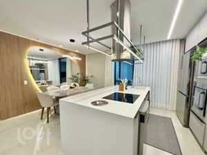 Image 10 - 881095