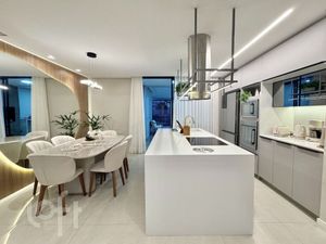 Image 9 - 881095